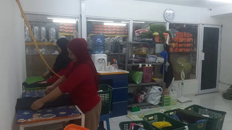 Staff Argya Laundry Sedang Setrika Baju Customer